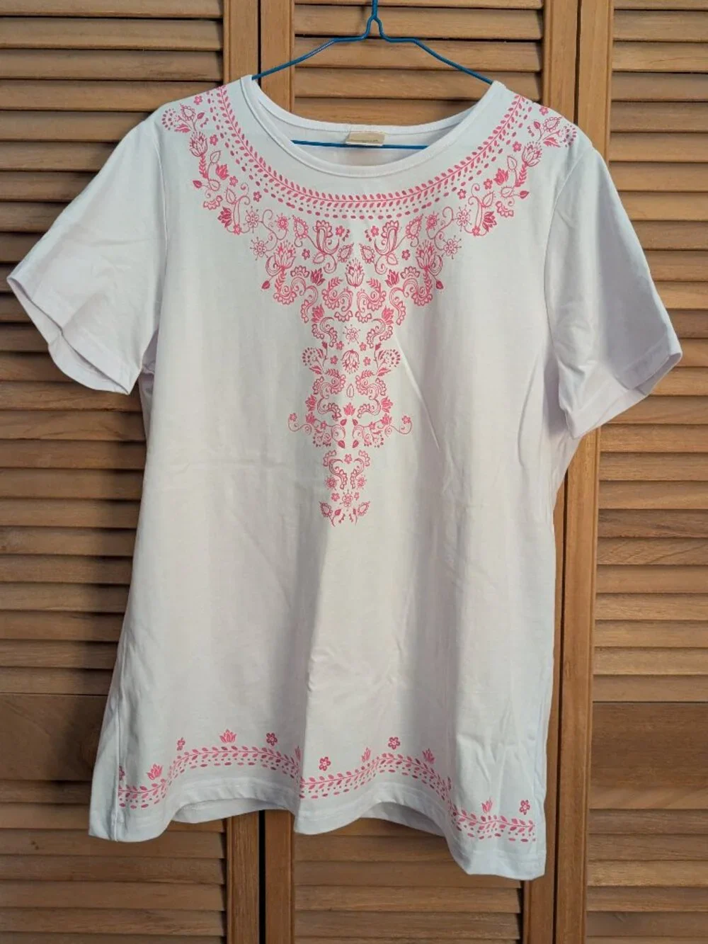 Women's BLAIR White S/S Top w/Pink Floral Designs - Size M